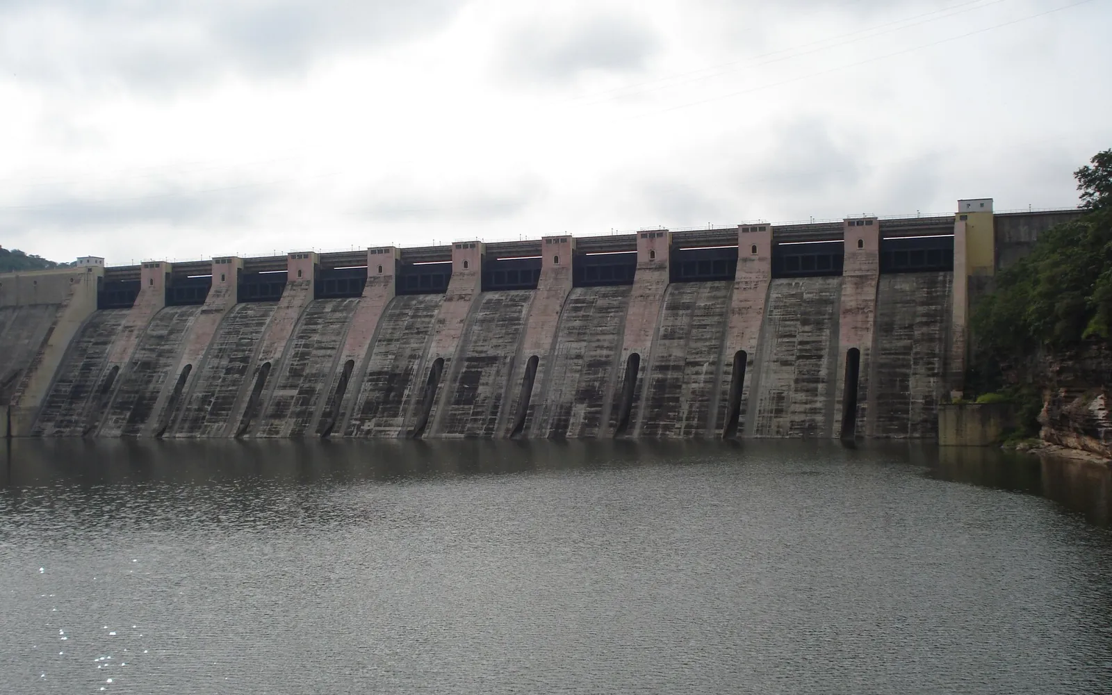 The spillway wall of Gandhi Sagar Dam on the Chambal River