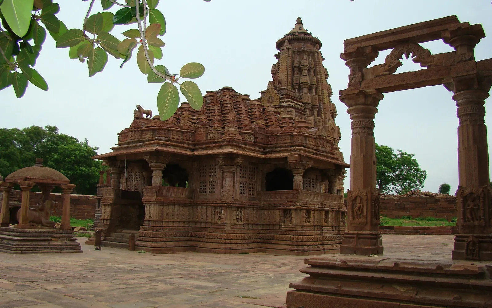 The old temple complex at Menal